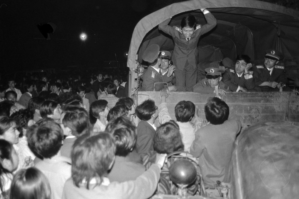(At the end of May, the first batch of unarmed soldiers entering the city under martial law and was stopped by citizens. The troops withdrew after the citizens explained to them why the students held protests. Jian Liu)